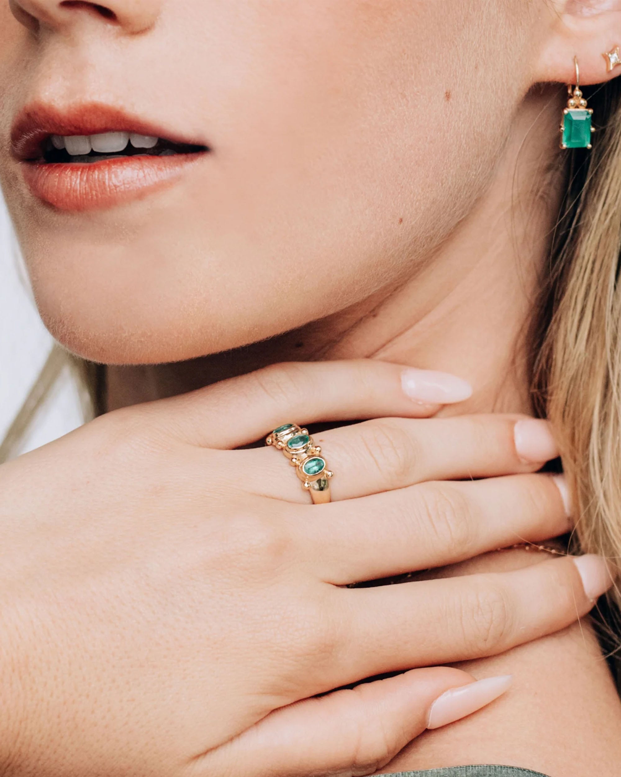 Emerald Méditerranée Oval Arch Eternity Ring