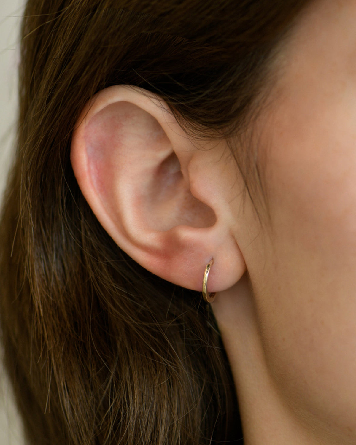 14k Gold Classique Thin Huggie Earring