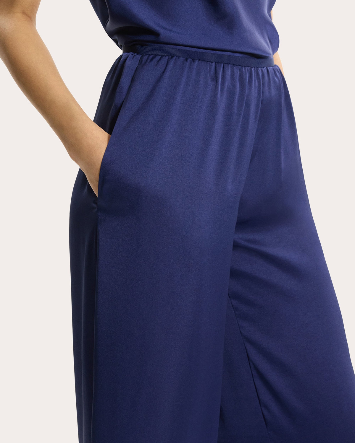Satin Fluid Cropped Pants